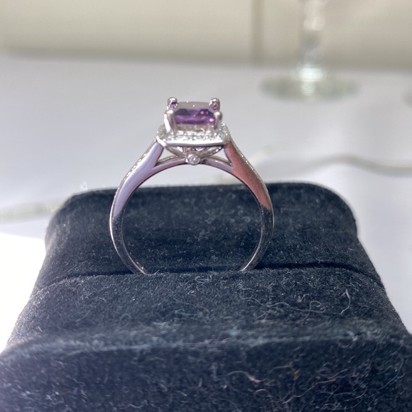 Beautiful purple and clear cubicle zirconia stone ring - Picture 6 of 12